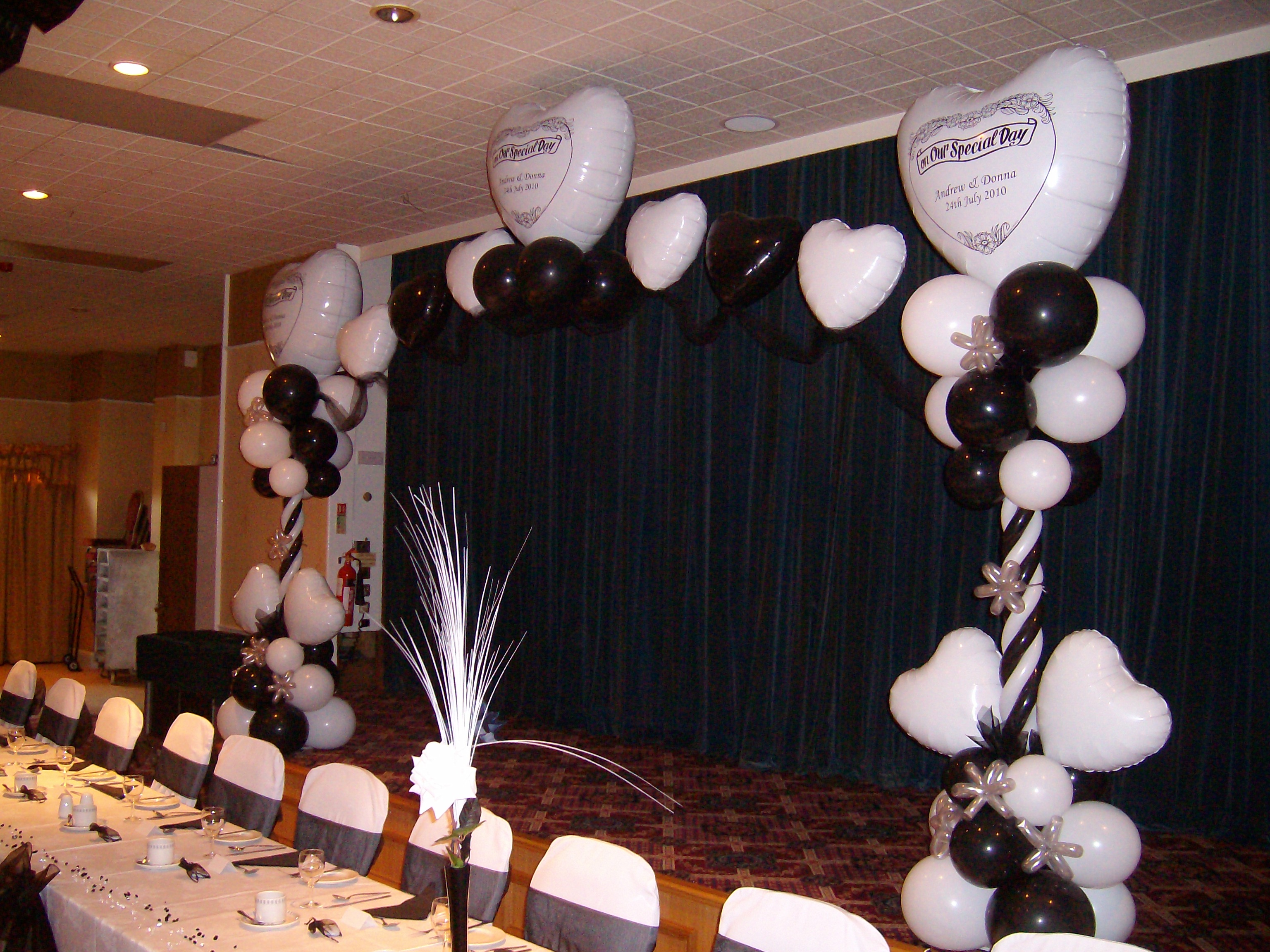 black and white wedding decorations for the tables